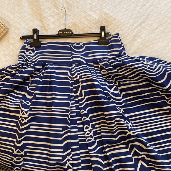 Blue and white patterned pleated knee length skirt - Picture 3 of 3